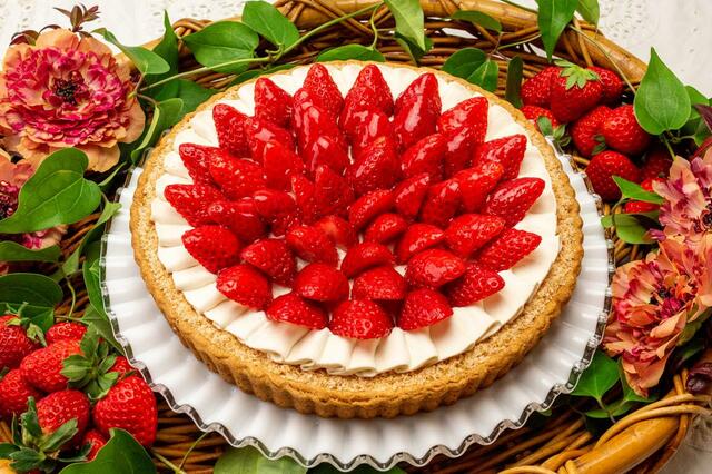 新作「イチゴとバナナカスタードのタルト～ココナッツ風味～」piece ¥918 / whole(25cm) ¥9,180【キル フェ ボン「2024 VERY STRAWBERRY」】