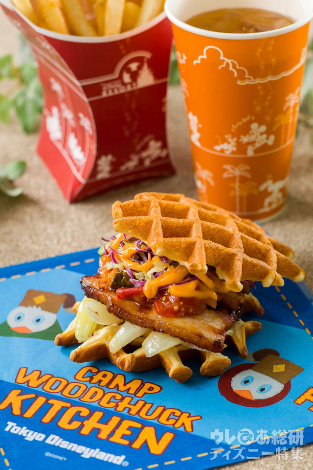 キャンプ・ウッドチャック・キッチン「ワッフルサンド ベーコン、ベジタブルBBQソース」