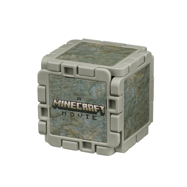 【ハッピーセット「マインクラフト ザ・ムービー」第1弾：石ブロックとギャレット】ブロックを開くと、映画に登場するキャラクター・ギャレットが現れます！
