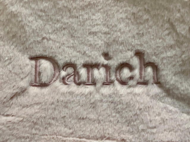 愛らしいピンクのファー素材に、くすみピンクの「Darich」のブランドロゴ入り!