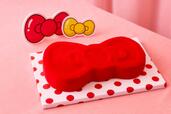 「HELLO KITTY の真っ赤なリボンムース」<期間:2026年9月4日〜11月29日>【ハローキティの“リボンモチーフスイーツ”がいっぱい!かわいいが詰まった「ハローキティ リボンリボン スイーツビュッフェ」でスイートなひととき♪】