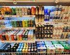 スーパーのビール売場。クラフトビール(左手)だけでなく、海外のビール(右手)も豊富