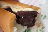 【ラ・ムー  あんマーガリンコッペパン（108円）】粒あんはなめらかな食感で、口の中でパンと混ざるとほどよい甘さ＆水分バランスになります  