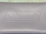 【Coleman 調光サングラス&ケース&めがねふきセット】ケースのフロントにはおなじみのColemanロゴが型押しされているのもうれしいポイント