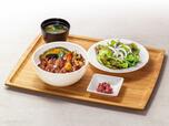 「アンガスサーロインステーキ丼」1,848円（税込）※一部店舗は1,903円（税込）（サラダ・味噌汁・漬物付）