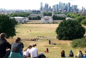 ロンドン東部のグリニッジ天文台には広々とした公園があり、小高い丘から市街地を一望できる。ピクニックに最適なので地元の人にも人気