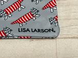 Lサイズのポーチには「LISA LARSON」のロゴプリント入り