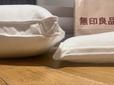 【無印良品　頭を支える　沈み込み過ぎない　洗えるパイプまくら】厚みに大きな違いがある