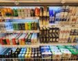 スーパーのビール売場。クラフトビール（左手）だけでなく、海外のビール（右手）も豊富