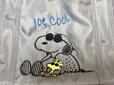 【しまむら×スヌーピー】「レディース バッグ（PEANUTS）」フロントには、JOE COOLのスヌーピーの刺しゅう入り