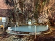 さまざなタイプの浴槽で洞窟を楽しめる