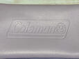 【Coleman 調光サングラス&ケース&めがねふきセット】ケースのフロントにはおなじみのColemanロゴが型押しされているのもうれしいポイント