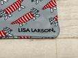 Lサイズのポーチには「LISA LARSON」のロゴプリント入り