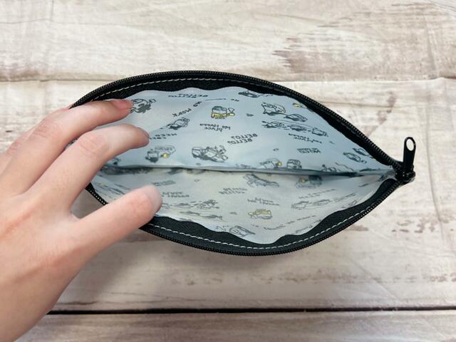 内側は仕切りやポケットなどはないシンプルな作り