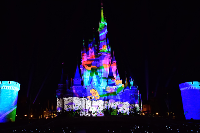 ０８：「ふしぎの国のアリス」の物語が音楽とともに展開 ©Disney