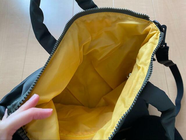 【ワークマン アーバンマルチストレージトート】内側は鮮やかなイエローなので物が探しやすいのもポイント。開口部もガバっと開くので、荷物を出し入れするのにストレスがありません