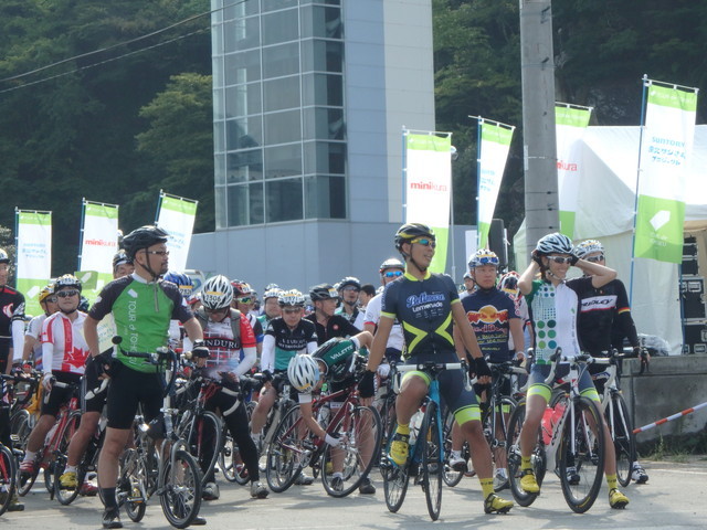 ツール・ド・東北2015／スタートを目前に気持ちを高ぶらせる出場者たち