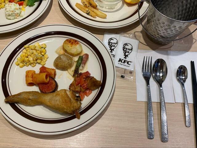 【オリジナルチキン】骨入れ用の銀のバケツが各テーブルに！