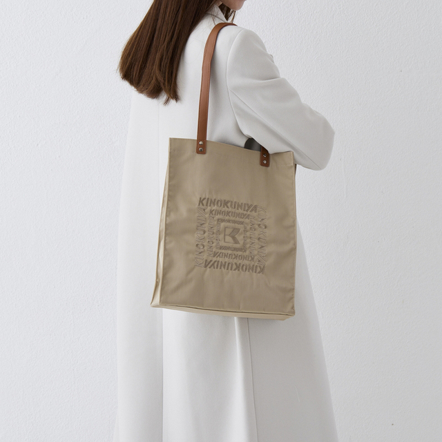 「肩から掛けたイメージ」＜価格：3,000円（税込）＞【クーポンが当たる！紀ノ国屋「福トートバッグ」公式オンラインストアで先行販売開始！】