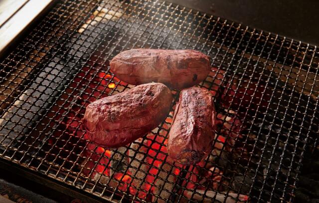 「炭火炙り 焼き芋（ディナータイム限定）」＜期間：2026年4月1日～＞【ブロンコビリー名物「新鮮サラダバー」が新スタイルに！「ブロンコビュッフェ」は、4月1日より全店で提供スタート！】