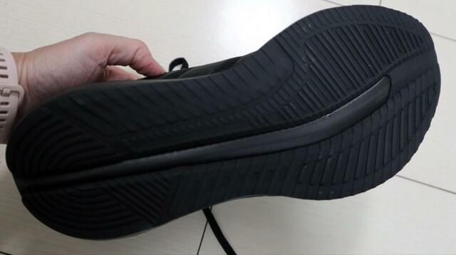 【adidas（アディダス） GALAXY 7 WIDE W】アウトソールは左右非対称に溝が！しっかり地面をグリップしてくれます