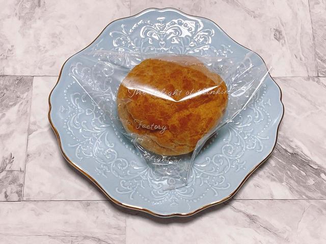 【シャトレーゼ　YATSUDOKI（やつどき）】八ヶ岳南牧村契約農場しぼりたて牛乳のカスタードシュー　乾燥しないよう、乾燥しないよう、フィルムに包まれています