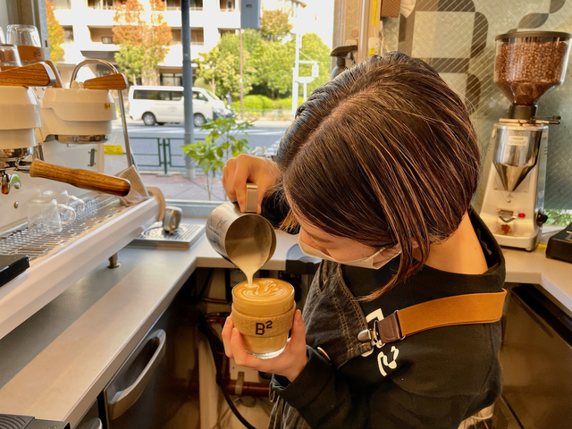 【ビースクエアード】バリスタが1杯1杯コーヒーを淹れてくれる