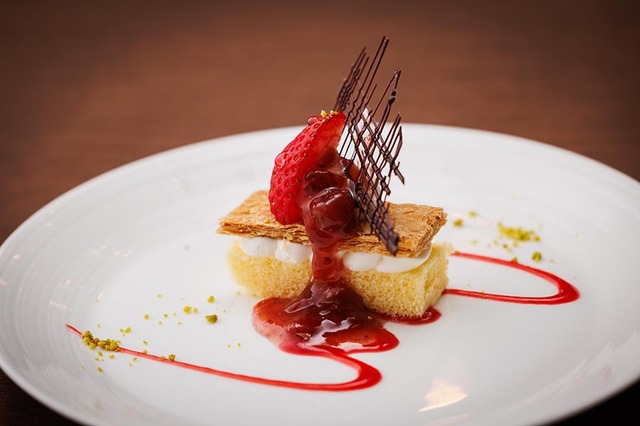 「苺のミルフィーユ仕立て~ベリーソースを添えて~」<期間:2025年12月1日~2026年1月14日>【クリスマス期間限定で「牛フィレ肉のロッシーニ風」が登場♪ホテルメトロポリタン川崎で「ウィンターボヤージュビュッフェ」開催】