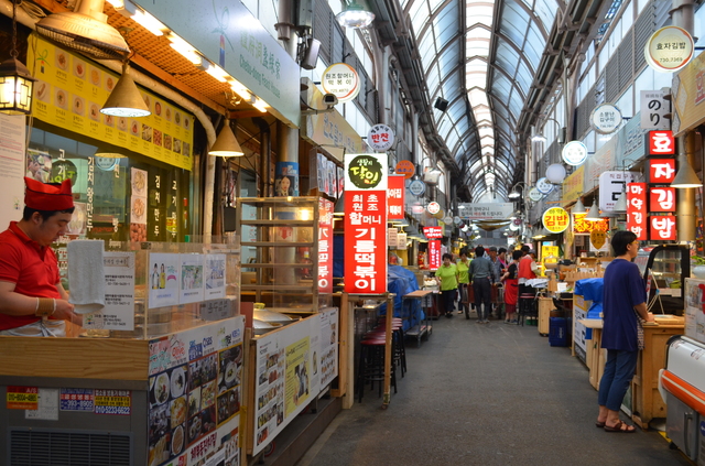 通仁市場は市場内の総菜屋さんで好きなおかずを買って作るカスタム弁当で人気