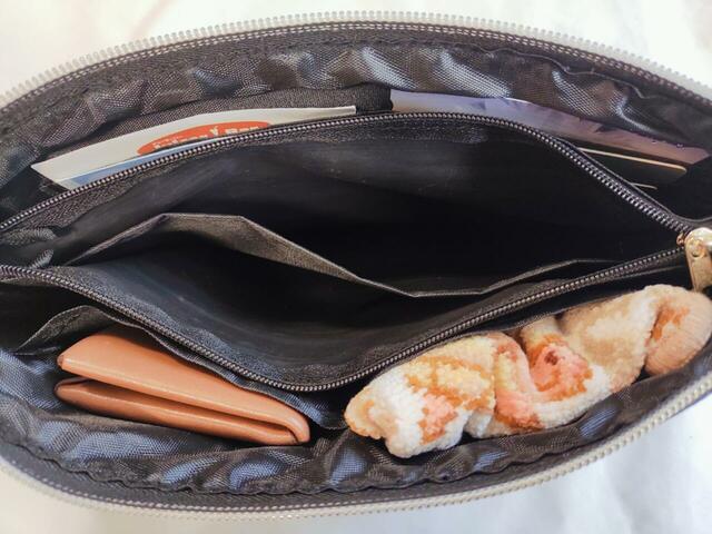 中央にはジッパーポケットあり