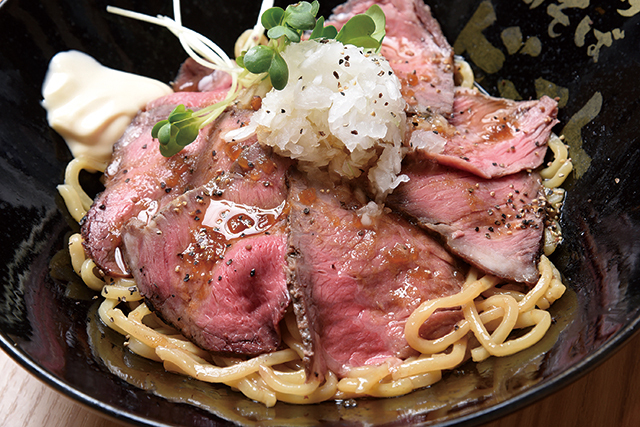 ローストビーフ 油そば並盛り（80g） 900円｜ローストビーフ油そば ビースト