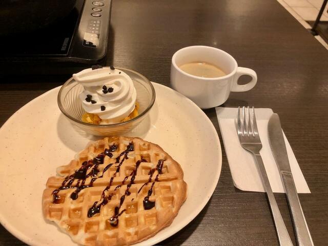 【しゃぶ葉　しゃぶしゃぶ・寿司食べ放題　牛2種&豚コース】コーヒーと一緒にデザートをいただきます