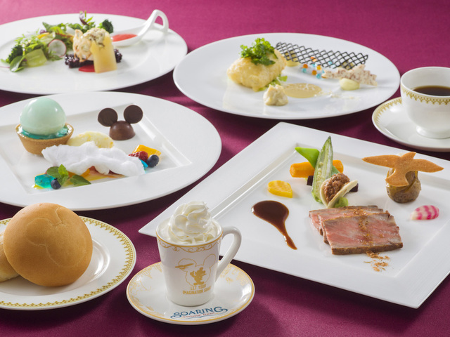 シェフのおすすめコース、スーベニアカップ＆ソーサー付き 11,000円 / 東京ディズニーシー「ソアリン：ファンタスティック・フライト」