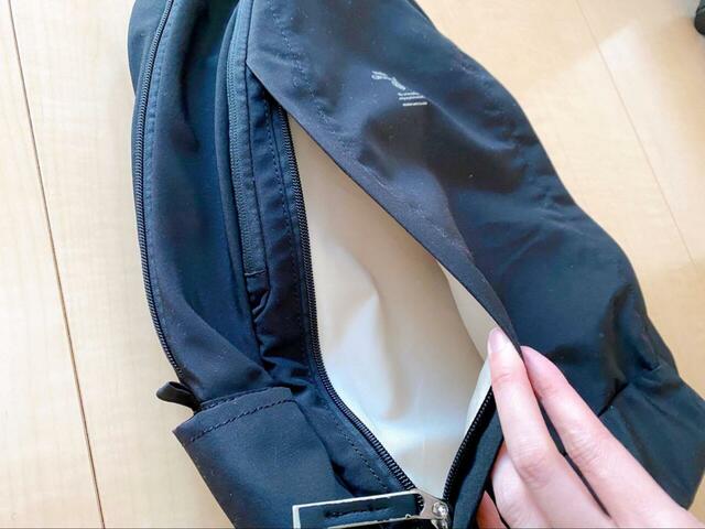 【anello GRANDE リュック  MOIST GTM0311Z】外側には6つもポケットが！正面の3つのポケットのうち、2つは縦に開きます