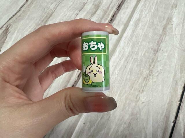 【付録 ちいかわ自動販売機】お茶はうさぎ。勢いよく湯呑み茶碗を置く姿がうさぎらしいですね♪