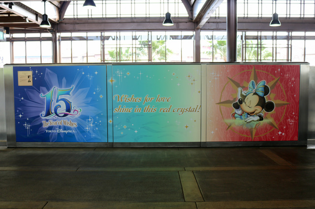 東京ディズニーシー・ステーションのホームドア ©Disney