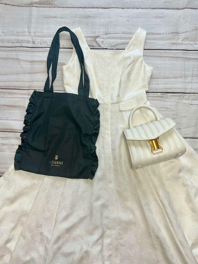 エレガントなホワイトドレスに合わせて♡【美人百花 2023年8月号】付録「ALEXANDRE DE PARIS(アレクサンドル ドゥ パリ)折りたためるフリルトートバッグ」1,080円(税込)