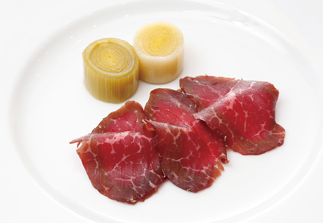 ヴァッカロッサ（赤坂）　土佐あかうしの自家製ハーブプロシュート（コースの中の1品）　舌ざわりは実になめらか。塩気は控えめで、土佐あかうしの上品な旨みを楽しめる。