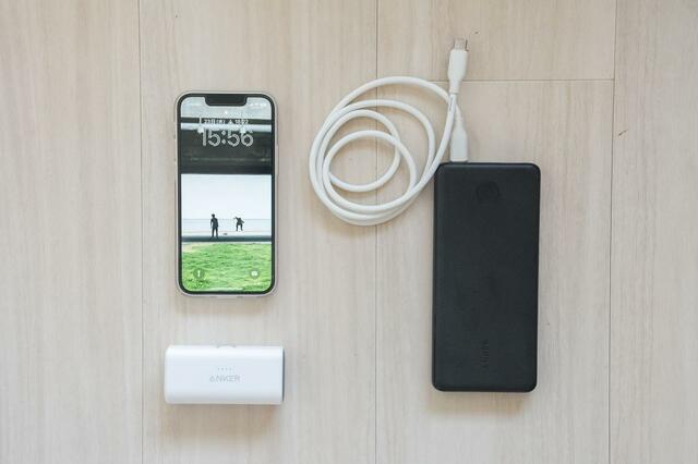 Anker「Nano Power Bank」画像右：バッテリ＋ケーブルのセットと比べてもかなりスッキリ
