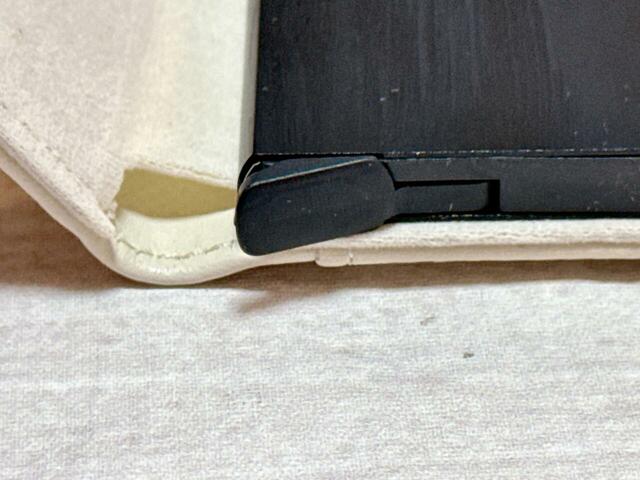 底部のレバーを引くとカードがスライドして出てくる仕組み