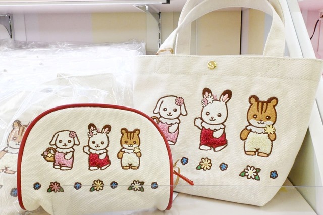 【シルバニアファミリー展40th】サガラ刺繍のランチトートバッグとポーチはおそろいのデザインです