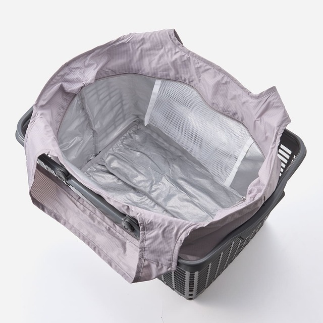 【KEYUCA「レジカゴ1個分の保冷エコバッグ」】レジカゴにすっぽり収まるサイズの保冷エコバッグで、内側には保冷剤を入れるポケットつき