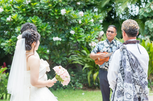 ウクレレの伴奏で挙式が進行していきます