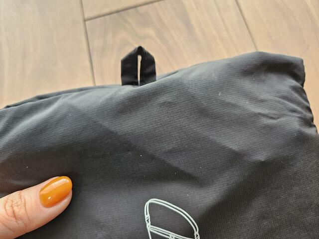 【無印良品　たためる撥水手提にもなるショルダーバッグ大】上部にはループ付き。使わないときはフックに掛けて収納もできます