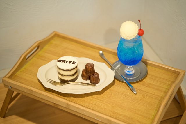 「WHITE.ティラミスとカヌレのセット」（1,950円）、「空色のクリームソーダ」（880円）