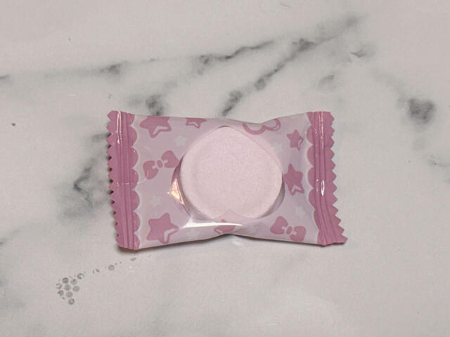 仕事や勉強の合間の糖分補給にもぴったりないちご味のラムネ