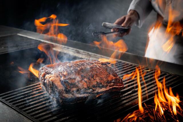 「ローストビーフの藁焼き」<期間:2026年3月1日~5月17日>【ヒルトン東京お台場で“ダイナミックな肉料理”と“可憐ないちごスイーツ”の饗宴「ミート×ストロベリー ビュッフェ」開催】