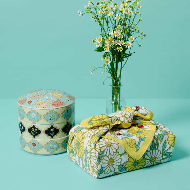 【ナタリーレテ×アフタヌーンティー】三段重九谷焼 ¥19,800、風呂敷 ¥4,400