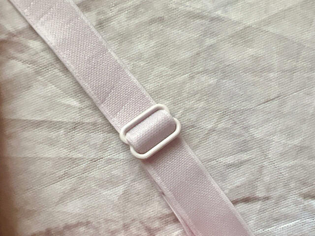 ストラップの幅は（約）1.3cm