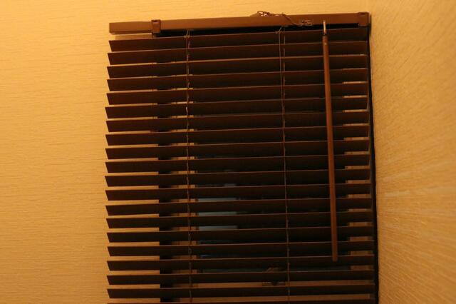 【ニトリ 木製ブラインド(ヴェントMBR 60x138)】本体も重くないので女性一人でも簡単に取り付け